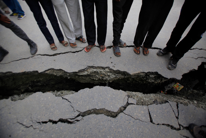 Illustration for article titled Photos from the devastating 7.8 magnitude earthquake in Nepal